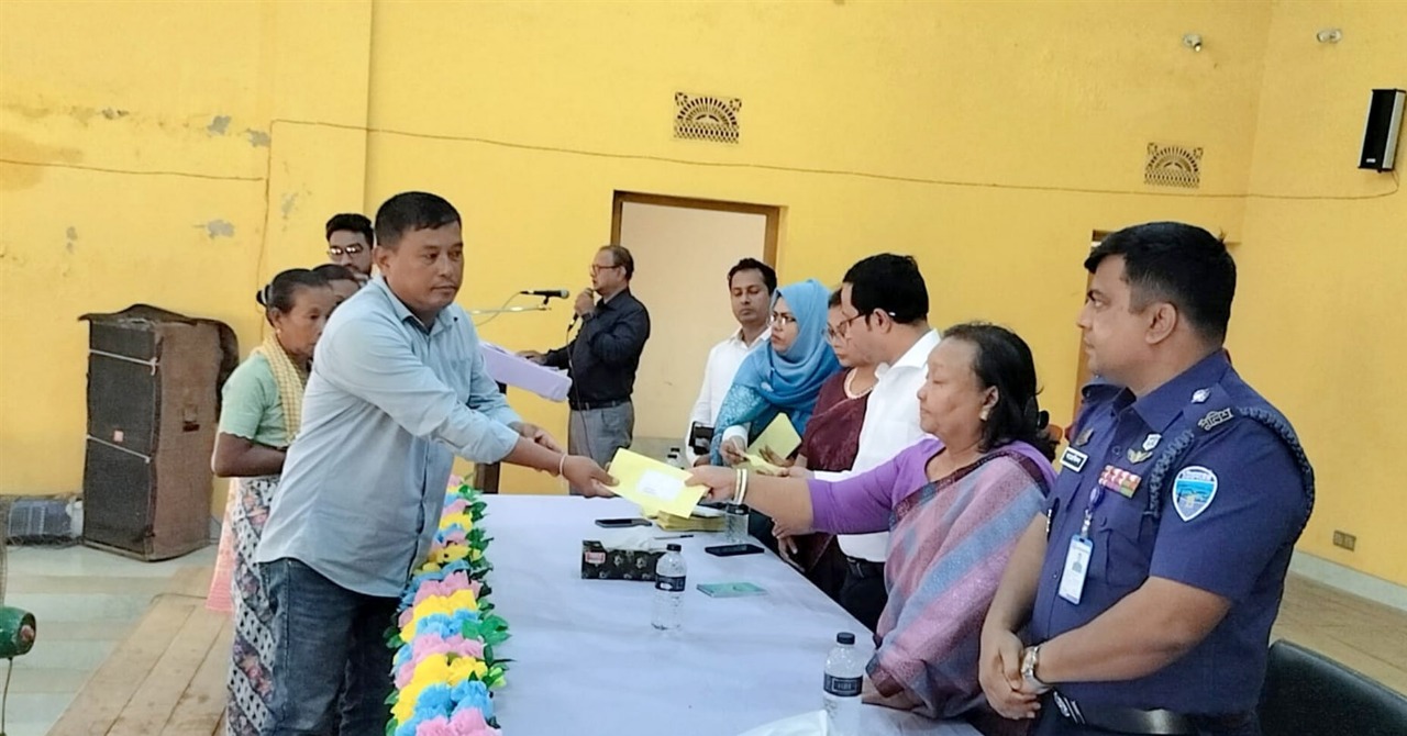 খাগড়াছড়িতে সহিংসতায় ক্ষতিগ্রস্ত পরিবারে চেক বিতরণ