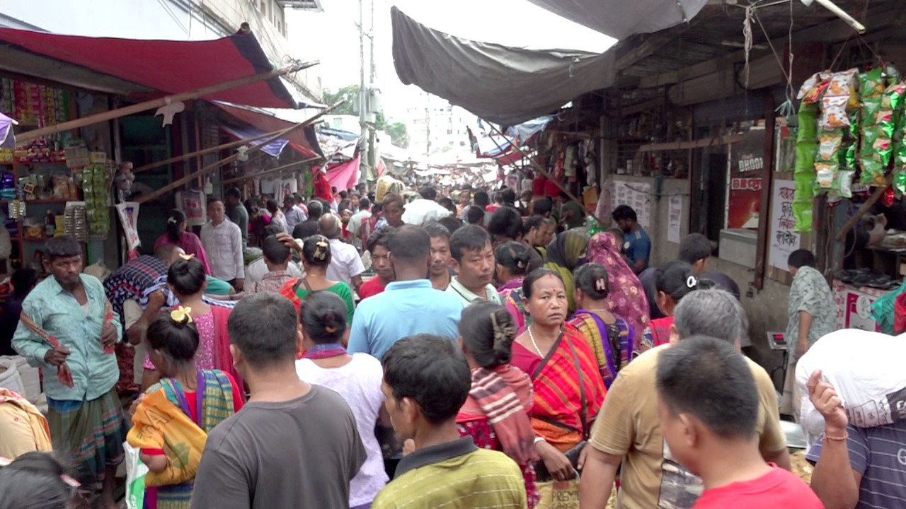 ১৪৪ ধারার মধ্যেও খাগড়াছড়ির হাটে বাঙালি-পাহাড়ি মিলনমেলা