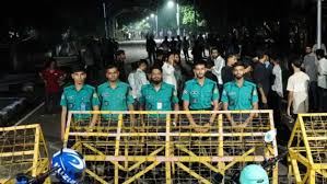 ৩২ নং  ঘিরে কড়া নিরাপত্তা :শ্রদ্ধা জানাতে এসে হেনস্তার শিকার