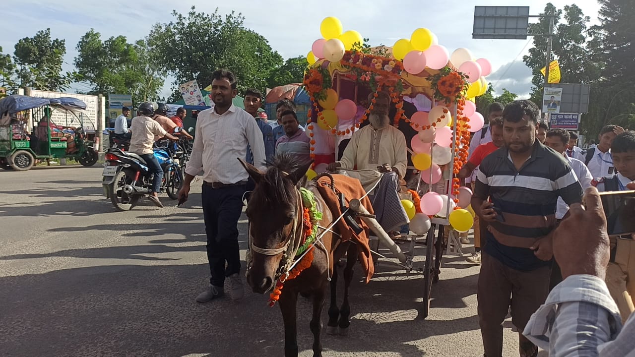 ঘোড়ার গাড়িতে চড়ে প্রধান শিক্ষকের রাজকীয় বিদায়