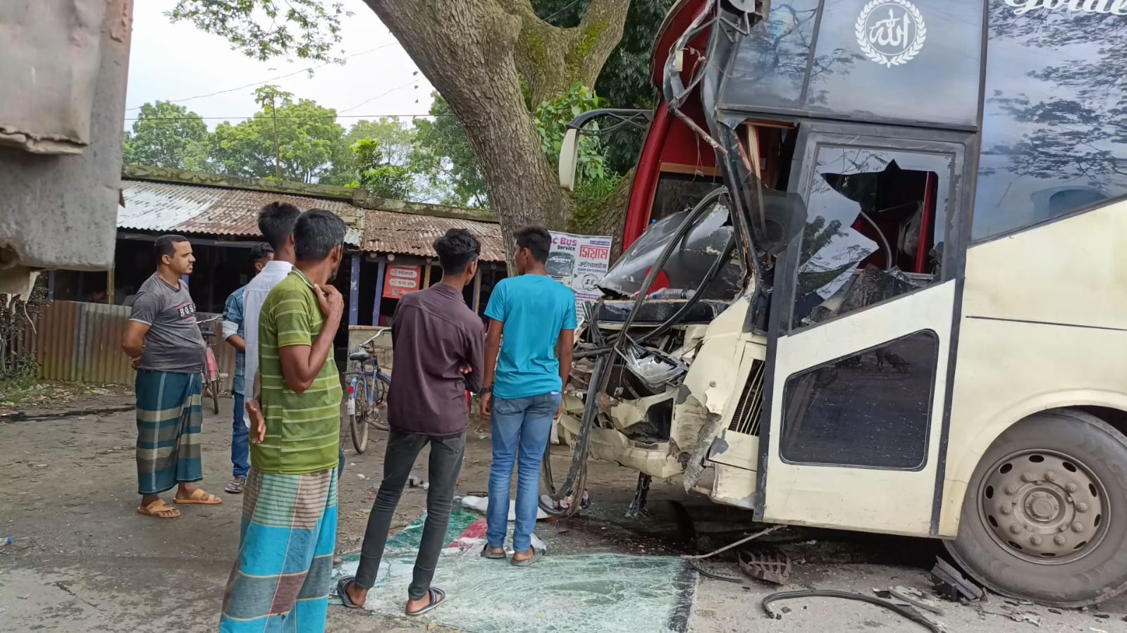 মহেশপুরে বাস -ট্রাক সংঘর্ষে  আহত ১৫