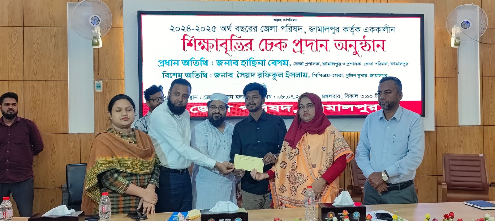 ৪৮ কৃতী শিক্ষার্থীকে বৃত্তির চেক বিতরণ