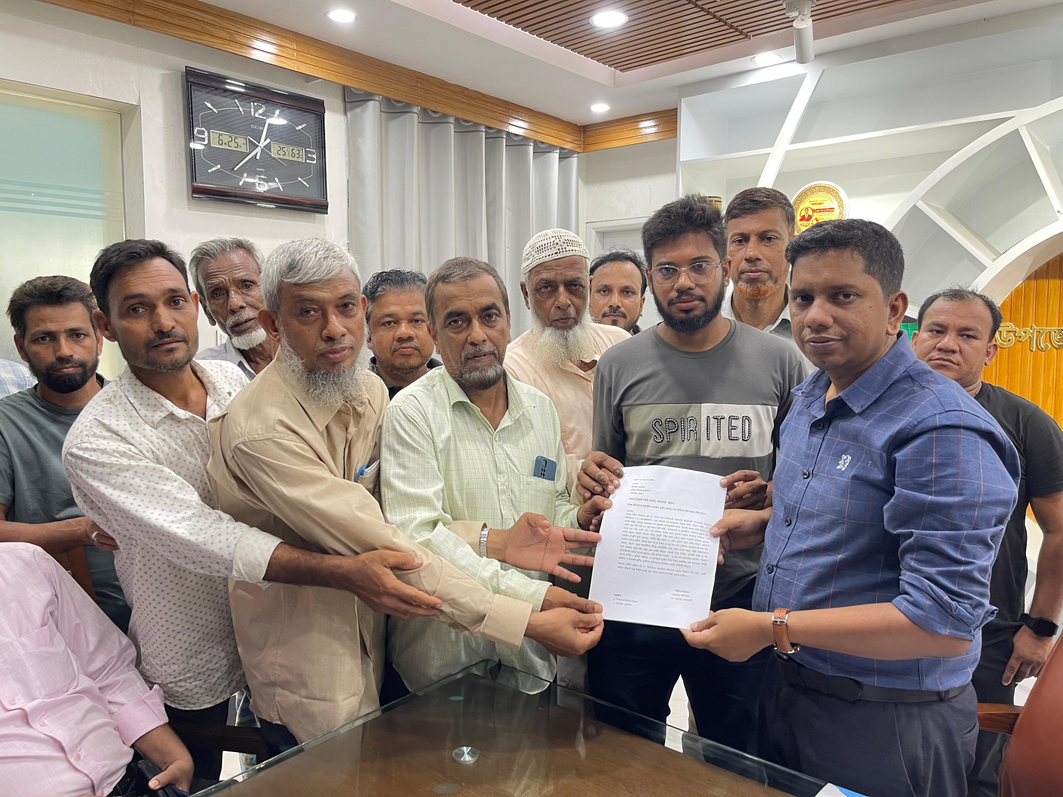 হাটহাজারীতে সেতু নির্মাণে উপদেষ্টা বরাবর স্মারকলিপি গ্রহণ