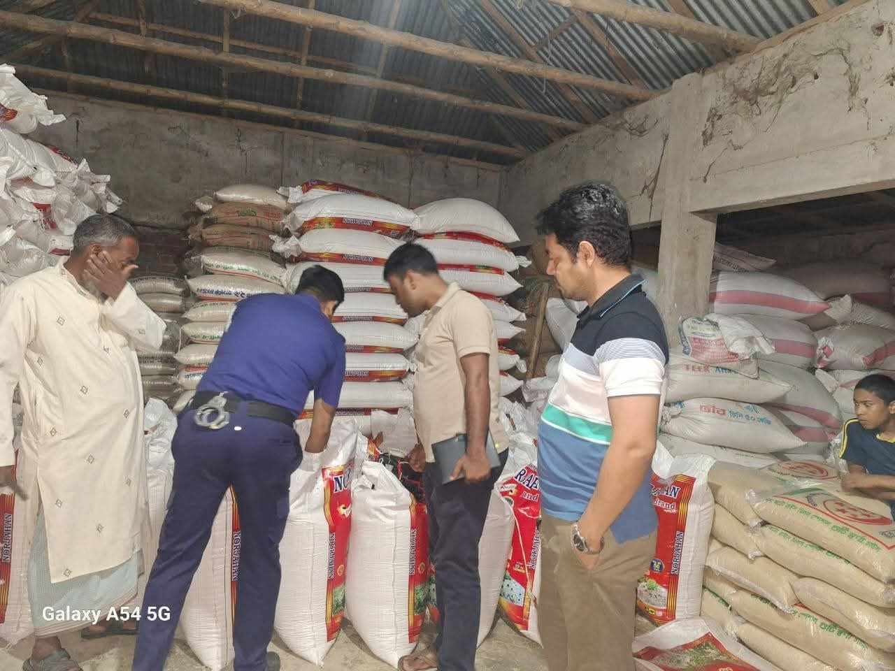 জামালপুরে পৃথক অভিযানে বিপুল পরিমাণ সরকারি চাল জব্দ, আটক ৪