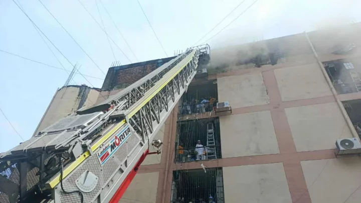 আগুন নিয়ন্ত্রণে গুলিস্তানের স্কয়ার মার্কেটের