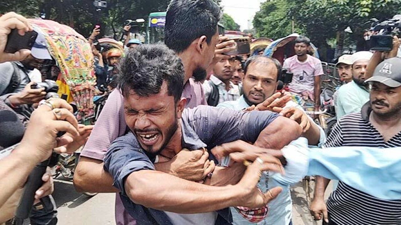 সেই রিকশাচালককে কীসের ভিত্তিতে গ্রেফতার, ওসির ব্যাখ্যা তলব