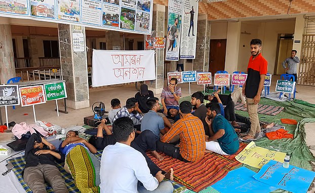 আমরণ অনশনে ববি’র শিক্ষার্থীরা