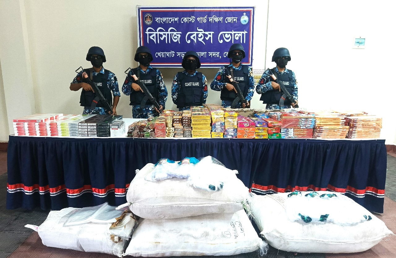 বিপুল পরিমাণ কারেন্ট জাল, পলিথিন, আতশবাজি ও বিদেশী সিগারেট জব্দ