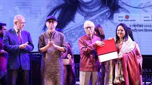বরেণ্য কণ্ঠশিল্পী সাবিনা ইয়াসমিনকে সম্মাননা প্রদান