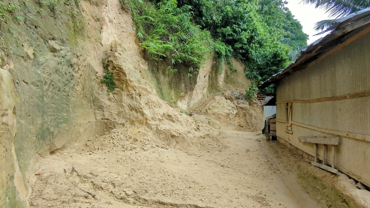 ভারি বর্ষণে খাগড়াছড়িতে পাহাড় ধসের শঙ্কা, সচেতনতামূলক মাইকিং