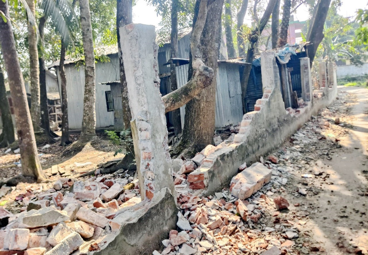 রাতের আঁধারে গুড়িয়ে দেওয়া হলো সীমানা প্রাচীর