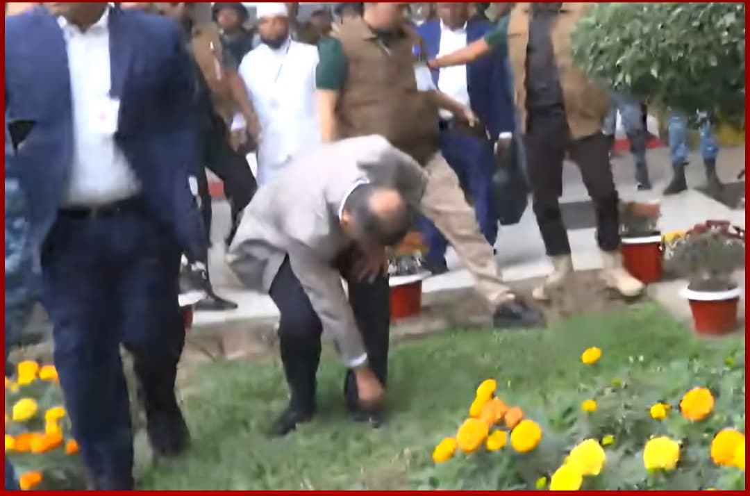 মাতৃভূমির মাটি র্স্পশ করলেন তারেক রহমান