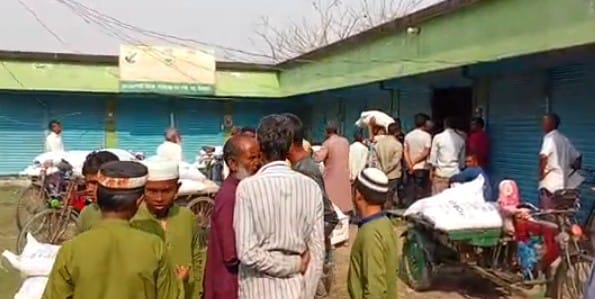 নীলফামারীতে কৃত্তিম সার সংকটে দিশেহারা কৃষক