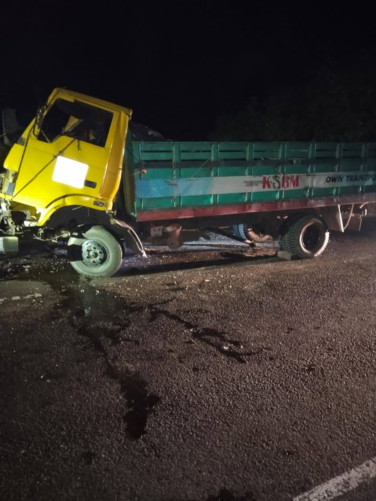 ফেনীতে কাভার্ড ভ্যান ও ট্রাক সংঘর্ষে চালক নিহত, সহকারী আহত