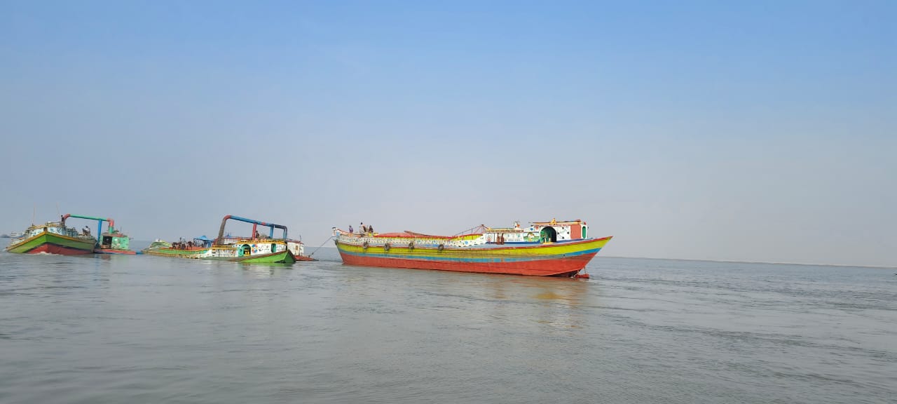 যমুনা থেকে অবৈধ বালু উত্তোলন, হুমকিতে দুই শতাধিক পরিবার