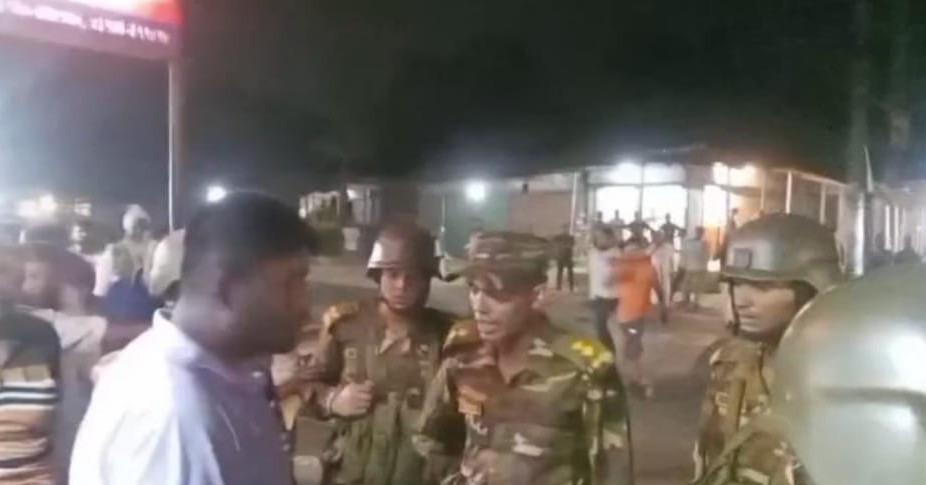রংপুরের পাগলাপীরে বাস কাউন্টারে সেনাবাহিনীর অভিযান