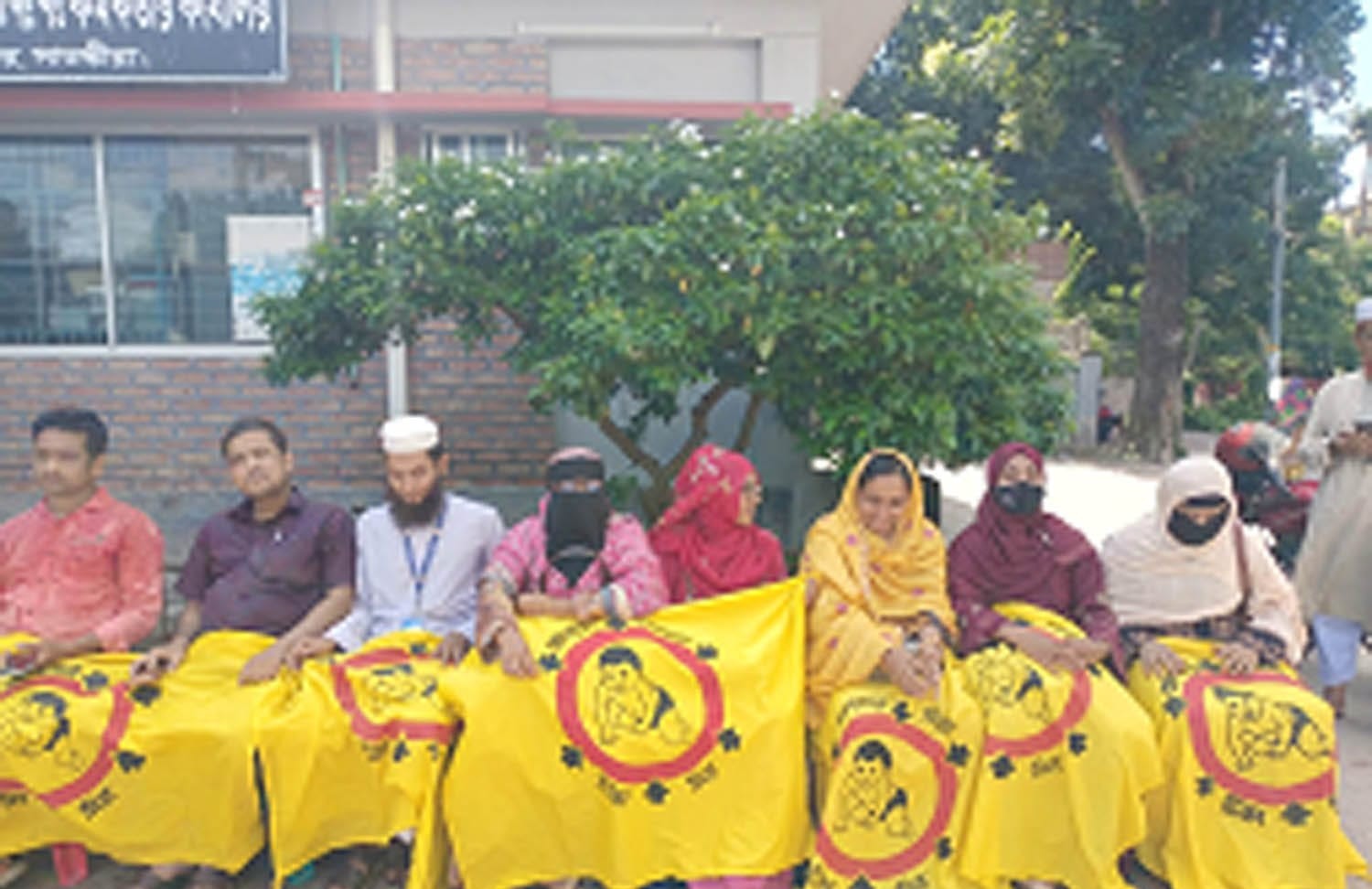 ছয় দফা দাবিতে স্বাস্থ্য সহকারীদের অবস্থান কর্মসূচি