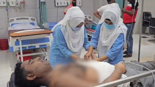 সাভারে ‘মব’ তৈরি করে ভূমি কর্মকর্তাদের পেটালো দুর্বৃত্তরা