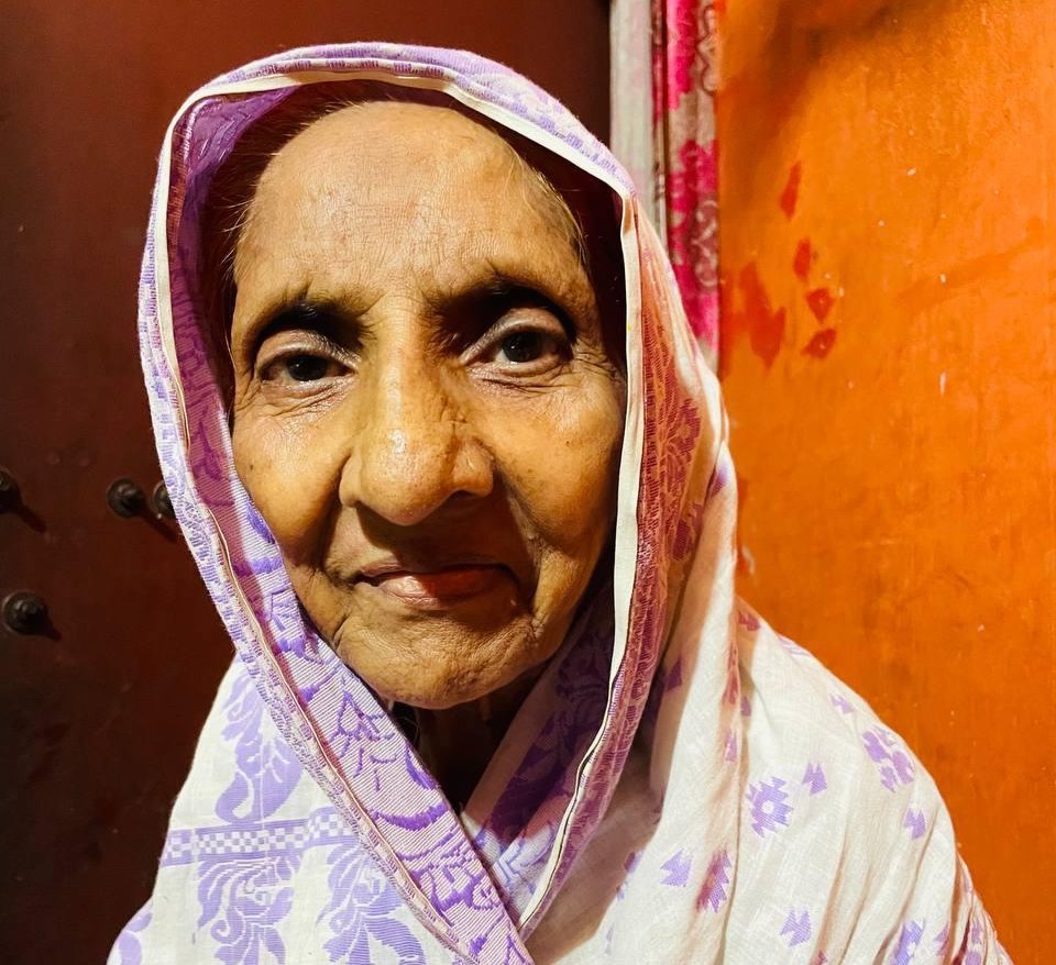 বৃদ্ধা আমেনার সন্ধান চান পরিবার