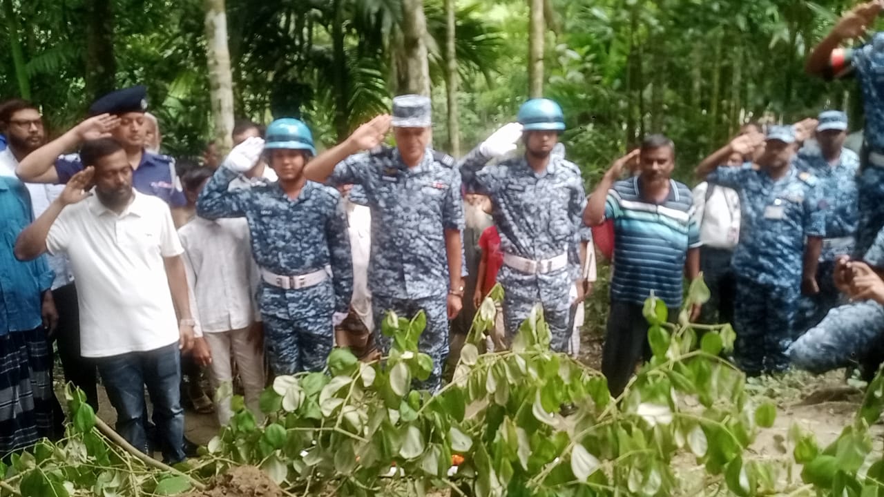 মাইলস্টোনের অফিস সহকারী মাসুমার কবরে বিমান বাহিনীর শ্রদ্ধা