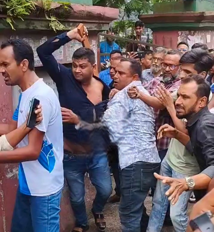 সাংবাদিকদের ওপর বহিরাগত সন্ত্রাসী হামলা, আহত ১০
