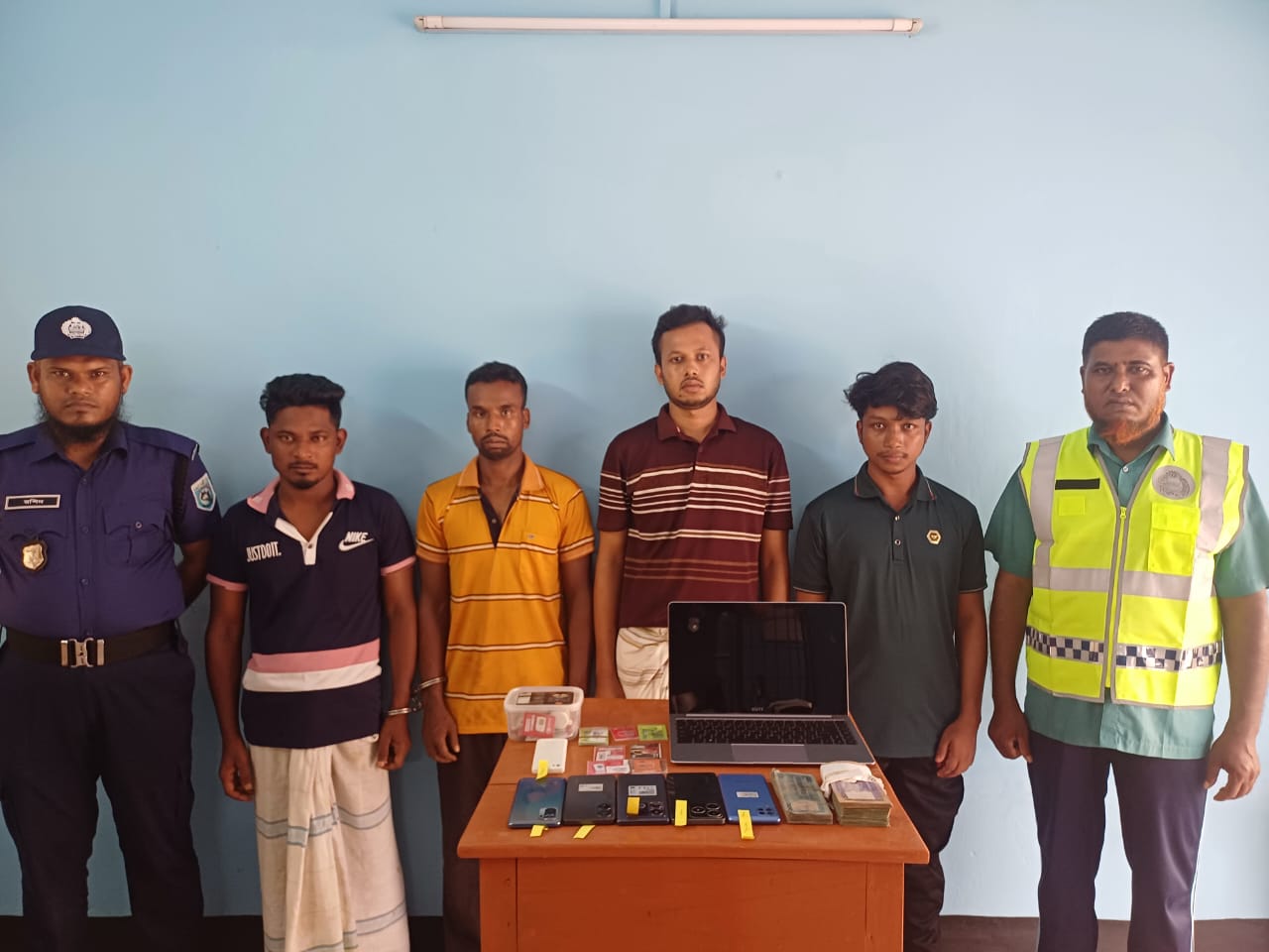 নীলফামারীতে স্মার্ট  প্রতারক চক্রের ৪ সদস্যকে গ্রেফতার