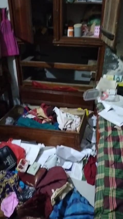 আশাশুনিতে বন্দুক ও টাকা লুট