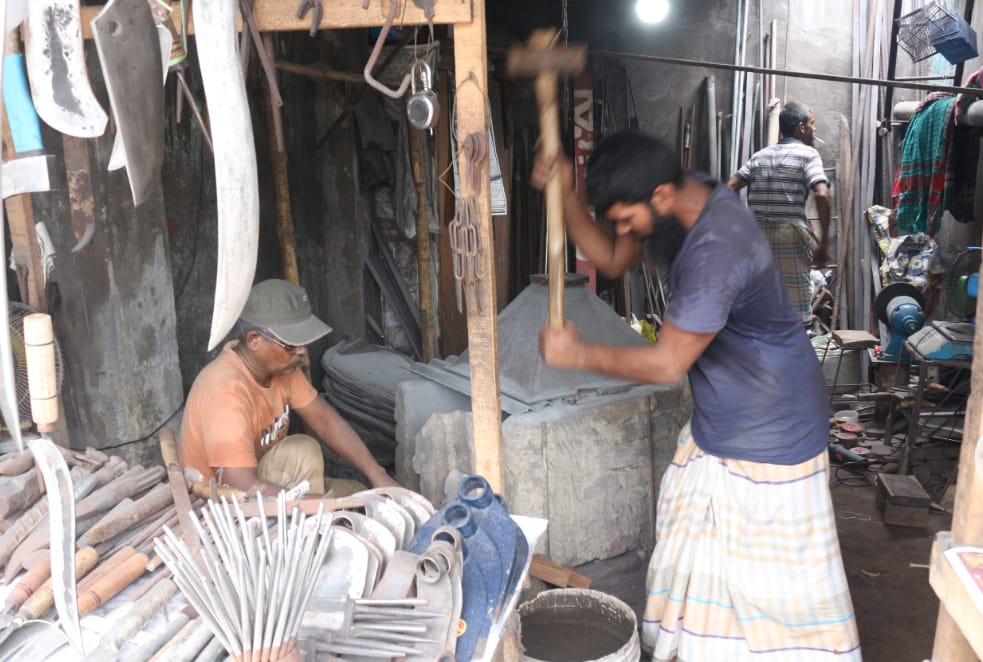 টুং টাং শব্দে মুখর ভোলার কামারশালা