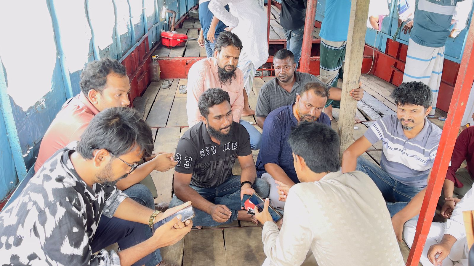 বালুমহলে চাঁদাবাজি, জনতার হাতে ধরা একদল চাঁদাবাজ