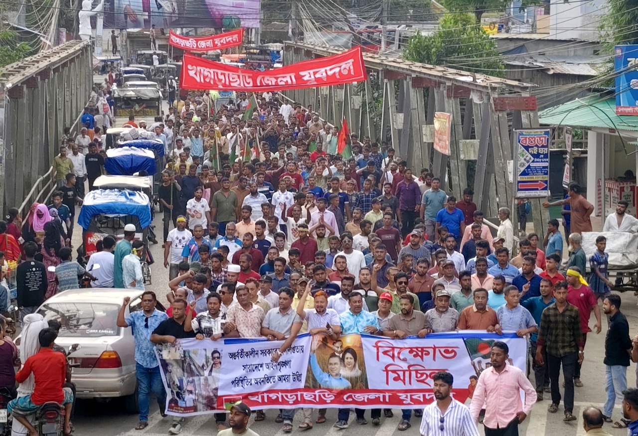 জিয়ার ছবি অবমাননা ও তারেককে নিয়ে কটূক্তির প্রতিবাদে যুবদলের বিক্ষোভ