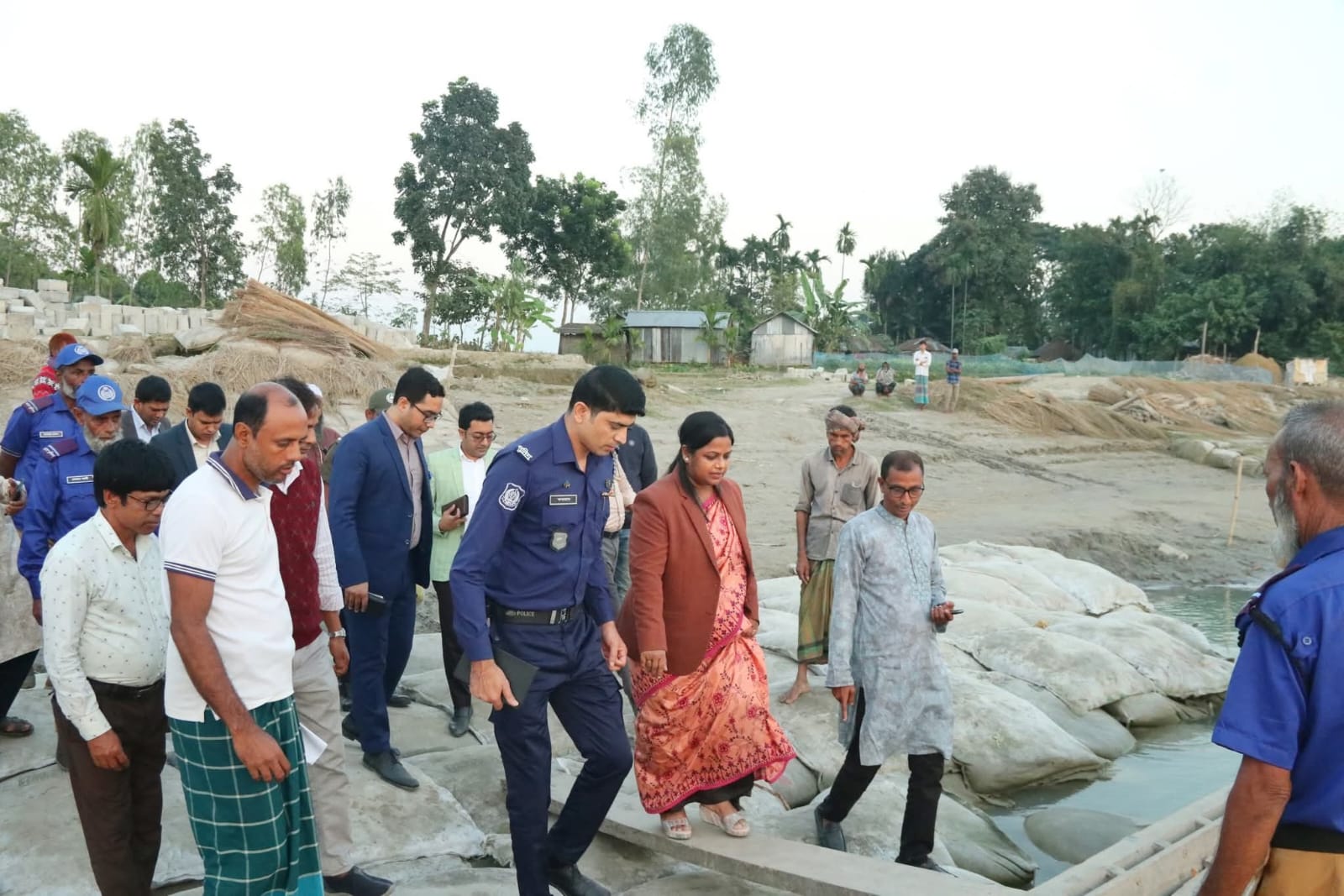 কুড়িগ্রামে দূর্গম ও ঝুকিপূর্ণ ভোটকেন্দ্র পরিদর্শনে জেলা প্রশাসক অন্নপূর্ণা দেবনাথ
