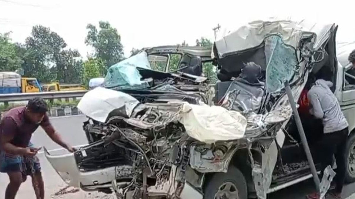 নাটোরে ট্রাক-মাইক্রোবাস সংঘর্ষ: নিহত ৬