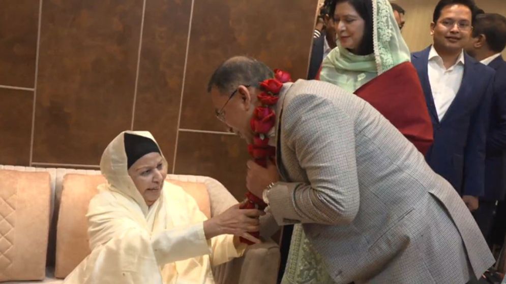 মেয়ে জামাইকে ফুলের মালা দিয়ে বরণ করলেন শাশুড়ী