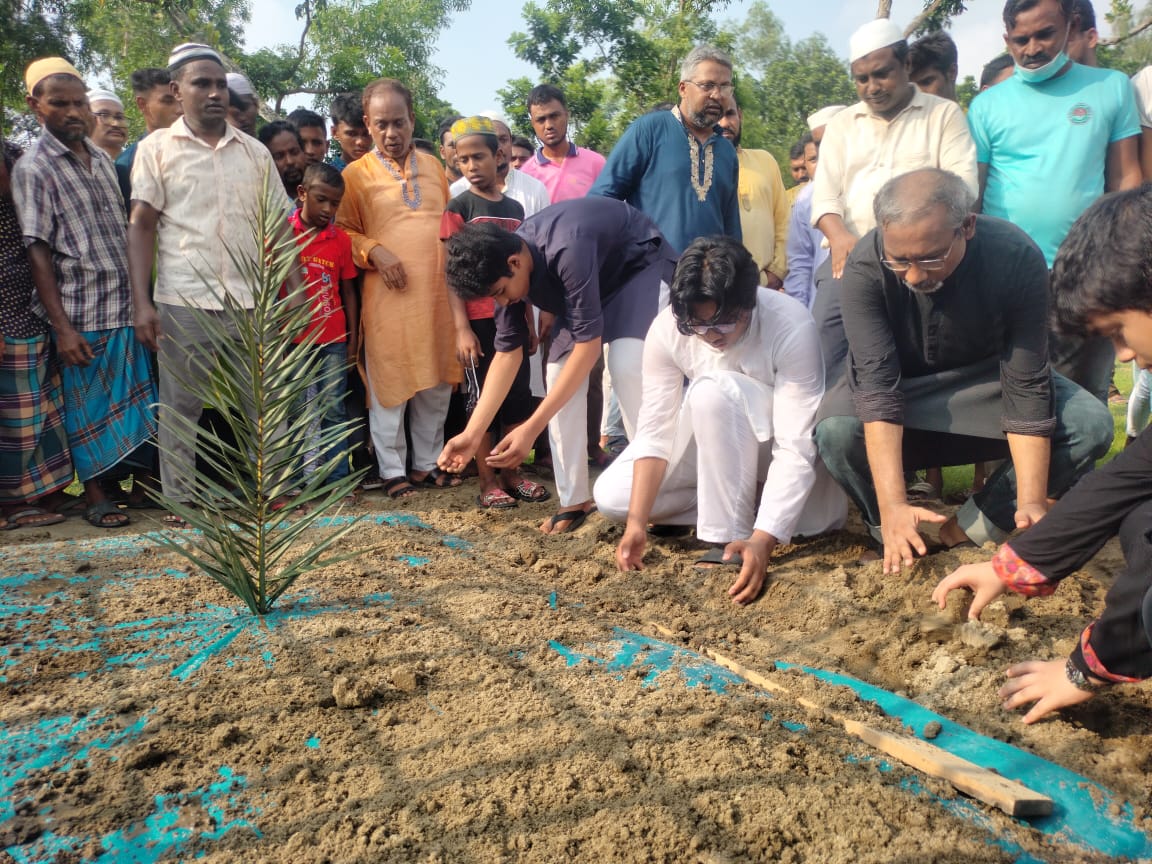 বাবা মায়ের পাশে শায়িত হলেন অকুতোভয় শিক্ষিকা মাহরিন