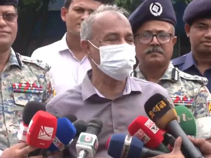 রাইফেল থাকলেও পুলিশের কাছে থাকবে না মারণাস্ত্র: স্বরাষ্ট্র উপদেষ্টা