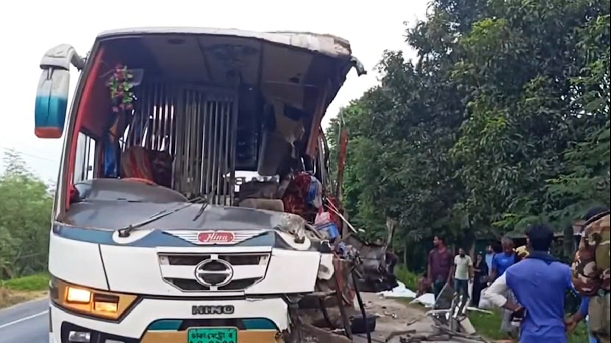 দিনাজপুরে দাঁড়িয়ে থাকা ট্রাকে বাসের ধাক্কা, নিহত 
৫