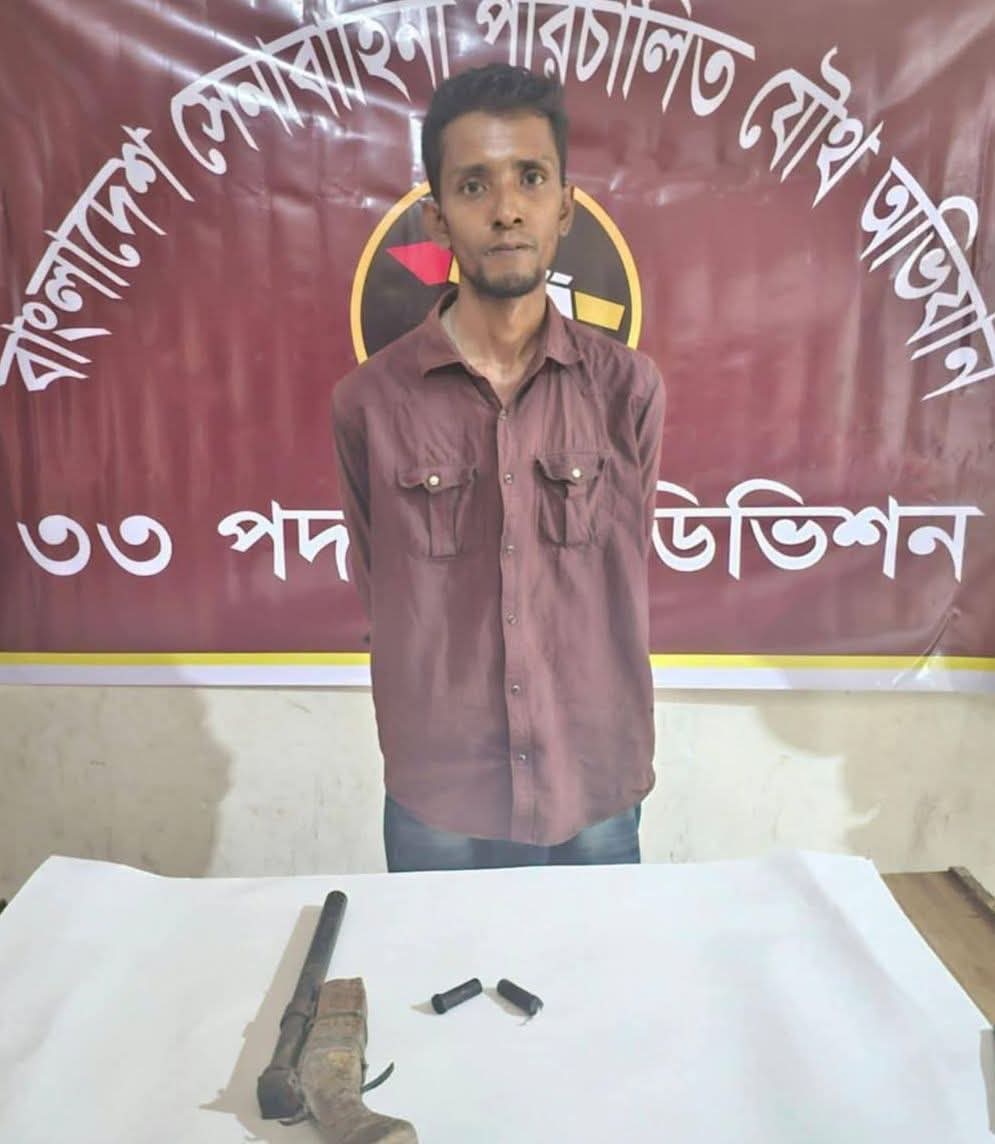 সোনাগাজীতে দেশীয় অস্ত্র ও গুলিসহ যুবক গ্রেফতার