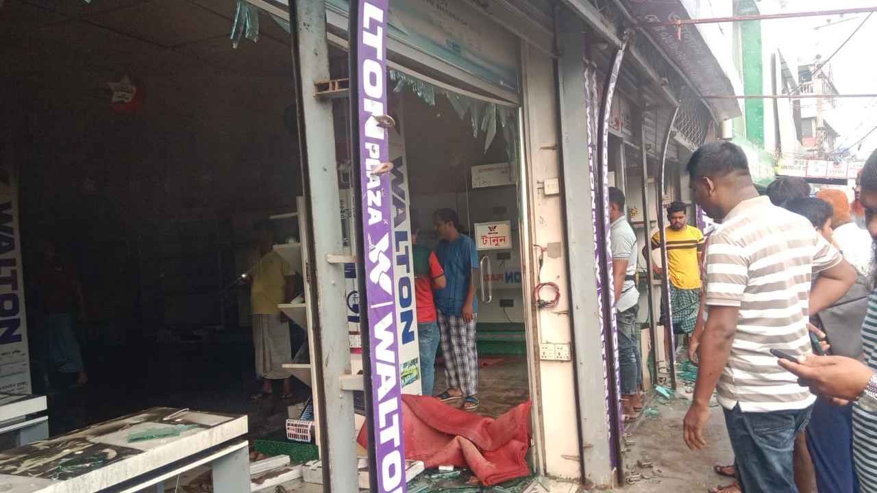 নাটোরে ওয়ালটন প্লাজায় আগ্নিকান্ডে ১৫লাখ টাকার ক্ষয়ক্ষতি