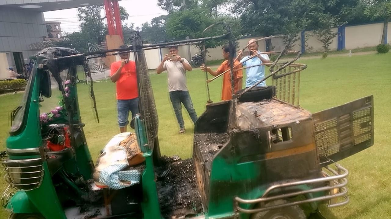 পুলিশ হেফাজতে থাকা তিনটি আটোরিকশা আগুনে পুড়ে ছাই