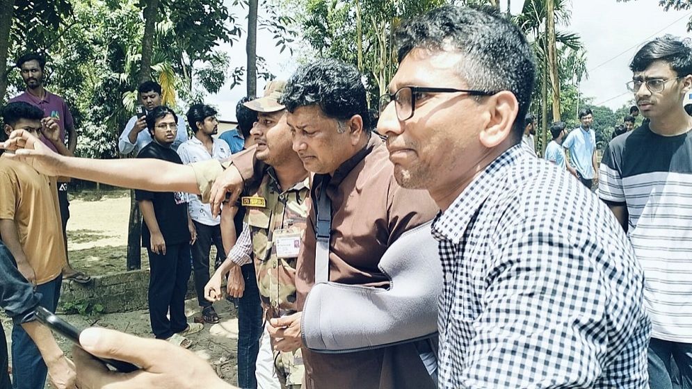 ফের সংঘর্ষে রণক্ষেত্র চবি, প্রক্টরসহ বহু শিক্ষার্থী আহত