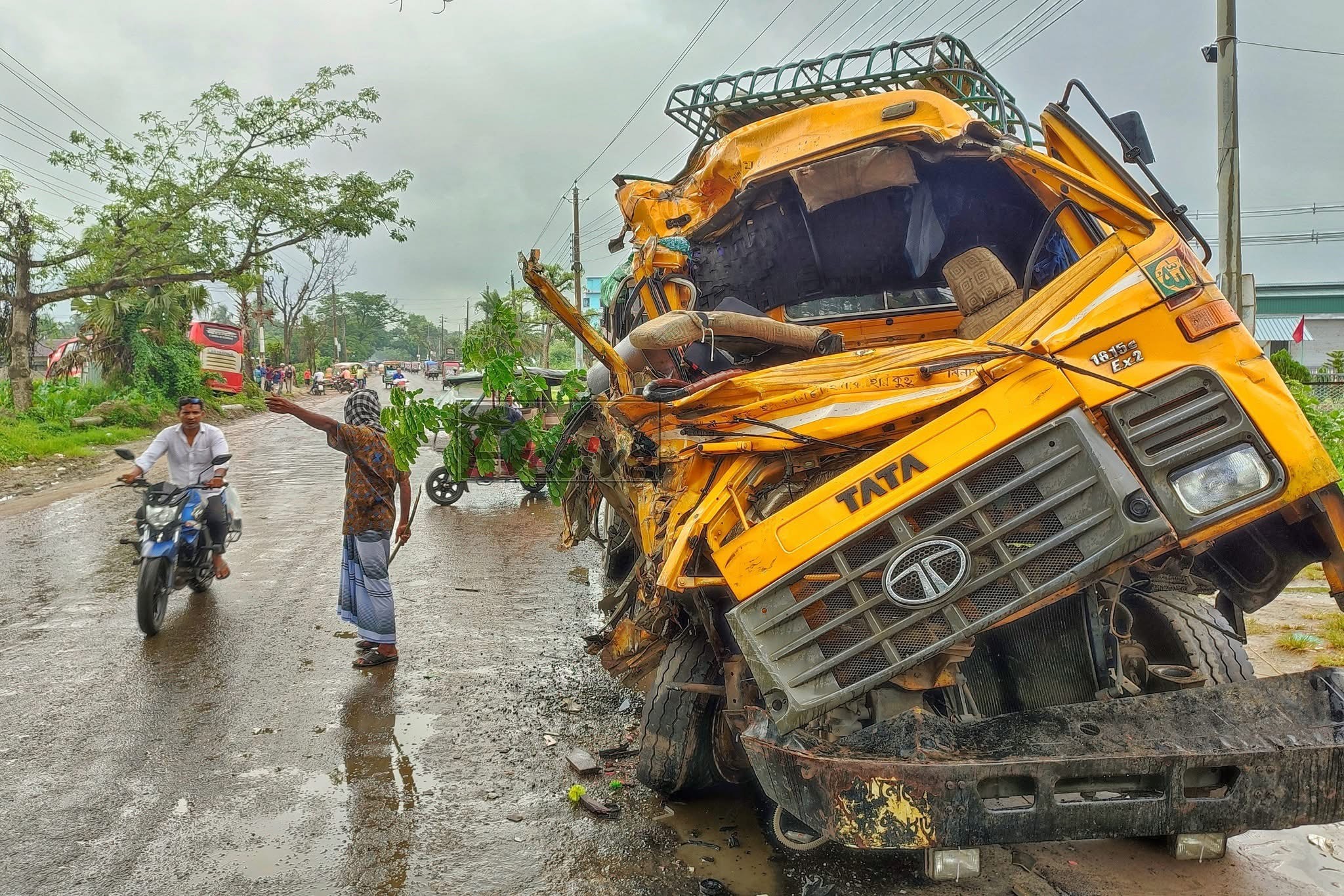 বাস-ট্রাকের মুখোমুখি সংঘর্ষে নিহত ১