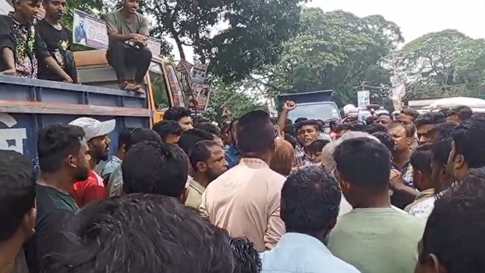 চাঁদা আদায়ের প্রতিবাদে সড়ক অবরোধ