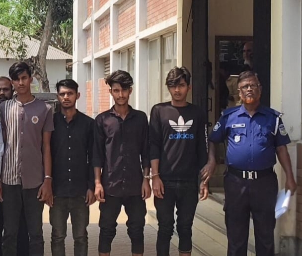 ফুলবাড়িয়ায় দেশীয় অস্ত্রসহ ৪ ছিনতাইকারী আটক
