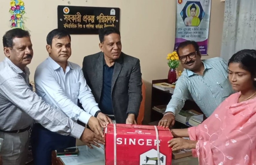 নীলফামারীতে মন্দির ভিত্তিক শিশু ও গণশিক্ষা কার্যক্রমের পাঁচ শিক্ষার্থী পেলো সেলাই মেশিন