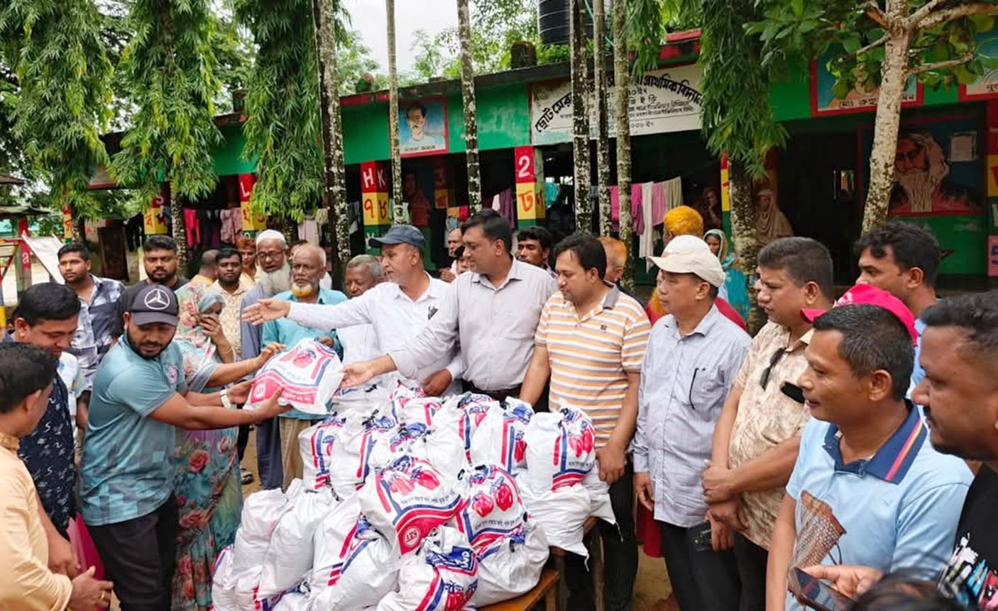 দীঘিনালায় বন্যায় সড়ক তলিয়ে লংগদুর সাথে যোগাযোগ বিচ্ছিন্ন