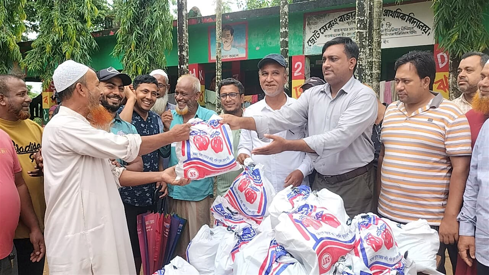 দীঘিনালায় বন্যায় দুর্গতদের মাঝে বিএনপির ত্রাণ বিতরণ