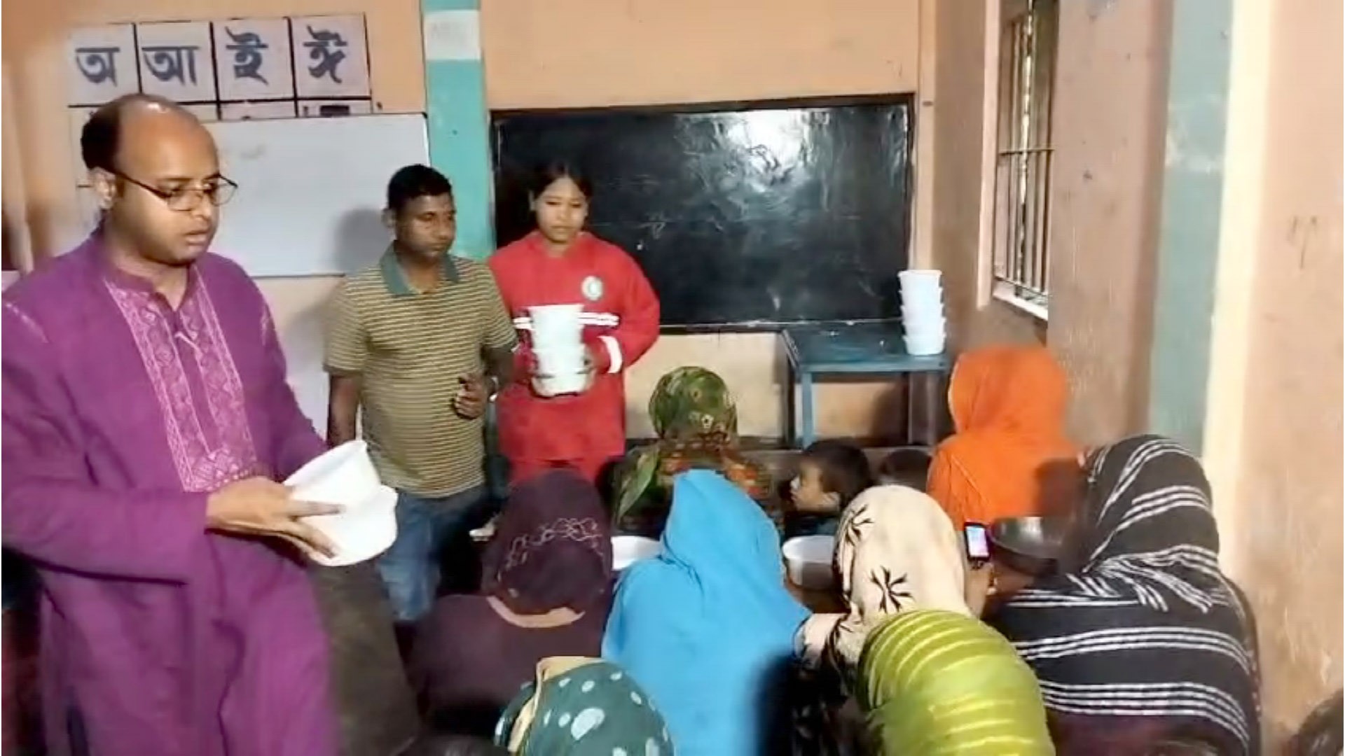 খাগাছাড়িতে আশ্রয় কেন্দ্রে ১ হাজার ১৭১ জন,সড়ক  যোগাযোগ বিঘ্ন