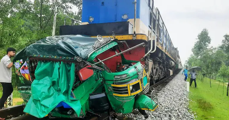কক্সবাজার এক্সপ্রেস ট্রেনের ধাক্কায় সিএনজির ৪ যাত্রী নিহত