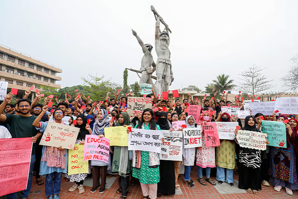 কুয়েট প্রশাসন ও ছাত্ররাজনীতিকে লাল কার্ড শিক্ষার্থীদের