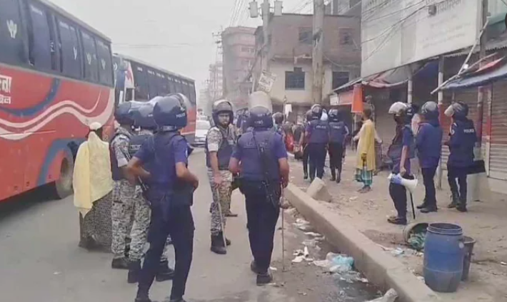 কারখানা বন্ধের প্রতিবাদে ঢাকা-ময়মনসিংহ মহাসড়কে শ্রমিকদের বিক্ষোভ